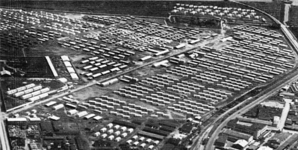 Efter 2. verdenskrig husede Danmark 240.000 flygtninge - primært kvinder og børn fra Østyskland. Flygtningelejren Kløvermarken på Amager åbnede den 28. november 1945 og lukkede i 1947.  Dog blev enkelte flygtninge boede til 1949.  I 1946 husede lejren 17.798 flygtninge. Da lejren lukkede blev barakkerne solgt billigt til folk der selv skulle adskille og fjerne elementerne, som barakkerne bestod af. På trods af at min far ikke var gør-det-selv mand, købte han en af de mange barakker, og med gode venners hjælp blev den til vores dejlige hyggelige sommerhus.